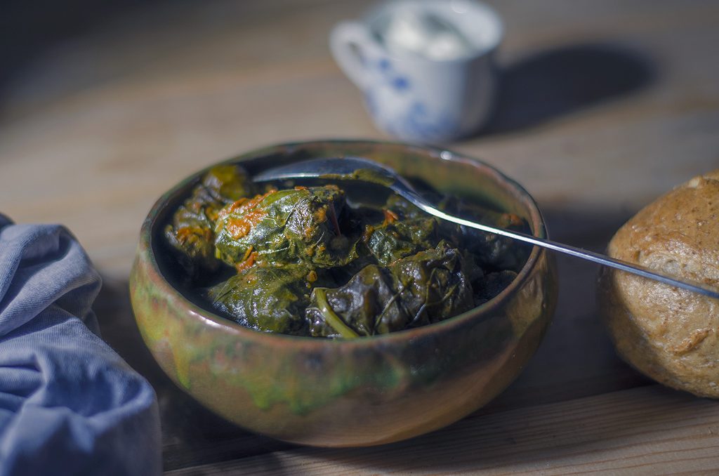 Castron cu sarmale în frunze de spanac peren, sau mangold