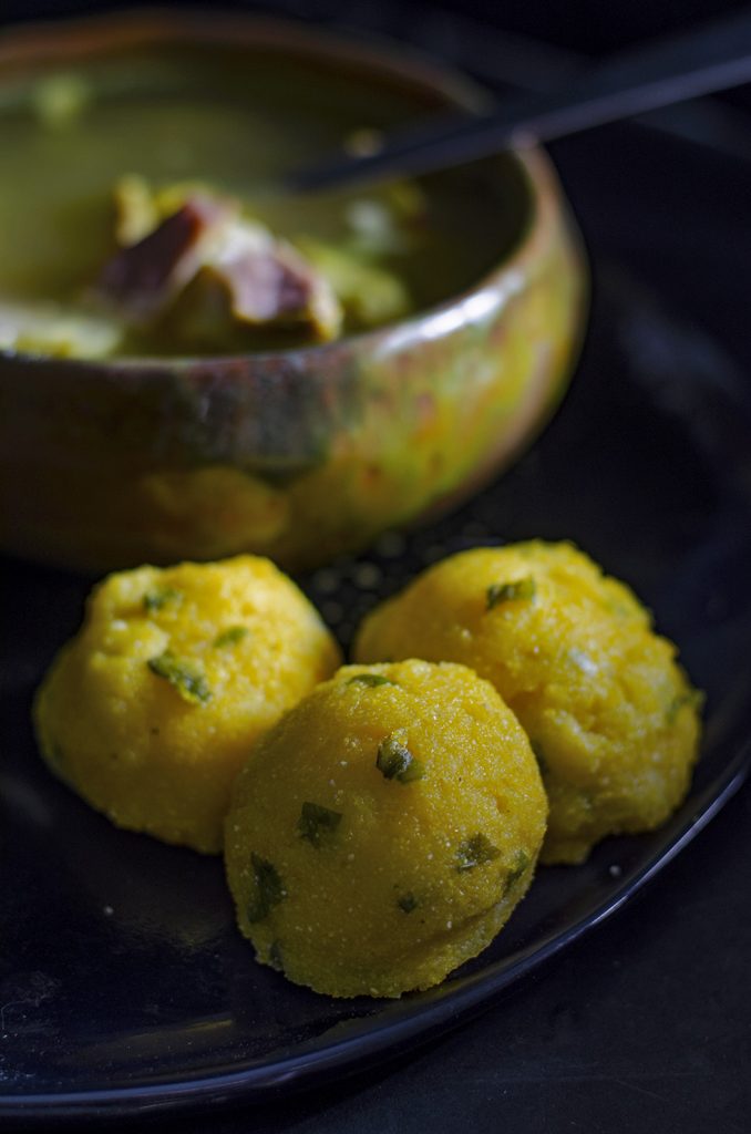 Mămăliguță lângă rasol de porc cu usturoi și turmeric