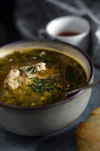 Castron cu ciorbă din oase de porc, șira spinării (garf), cu legume congelate, verdeață proaspătă și zeamă de varză