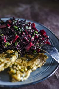 Farfurie cu salată de orez negru, sfeclă roșie, kale și spanac