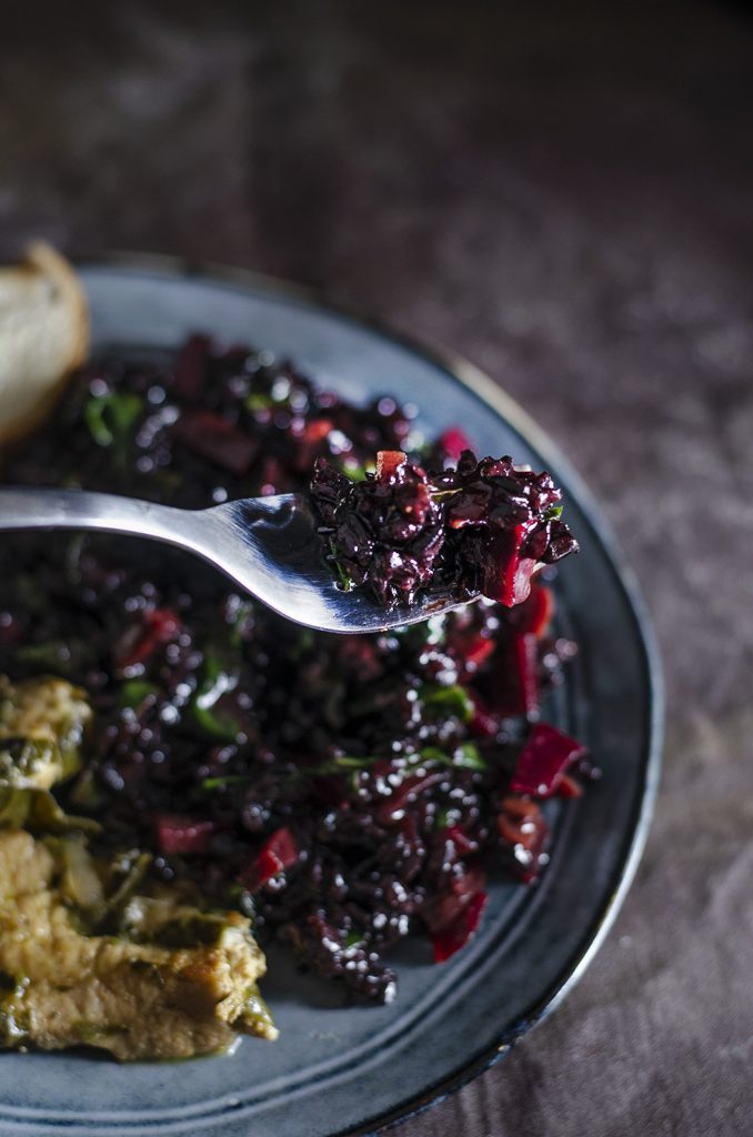 Farfurie cu salată de orez negru, sfeclă roșie, kale și spanac